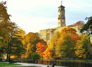 Đến Nottingham du khách du lịch Anh như lạc vào một khu vườn cổ tích
